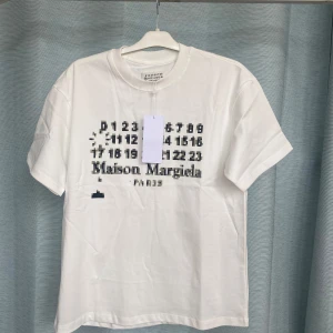 Maison Margiela t-shirt - Helt ny med prislapp. Storlek S men sitter mer som M. Liten fläck som borde gå att få bort
