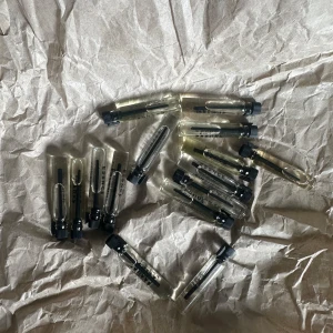 15 Essnce testers - 20 kr/styck eller 100kr för alla 15 tillsammans.  En tester är 2ml.   – Clean vibes – Rose Rose – Lady Essnce – High on chai – Dewy dessert – Toxique – Bacco le doux – Drunk apple pie – Noble eclat – Pink haze – Chocolat chaud  – Skyfall mystery  – Cotton clouds  – Boosy peach – Belle femme