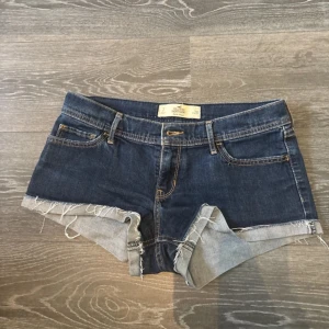 Lågmidjade jeansshorts Hollister  - Storlek W28 (S-M). Skickas inom 7 dagar. 