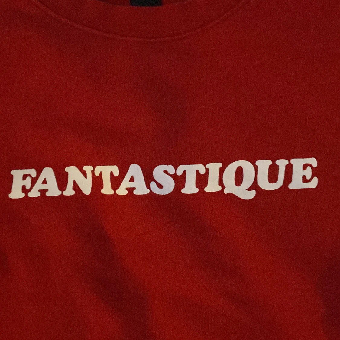 Röd sweatshirt med tryck 'FANTASTIQUE' - 2