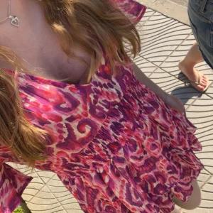 Volangklänning Zara - Intressekoll på den finaste Volangklänningen från Zara💞💞Säljs inte längre på Zara💕Pris kan gå o diskutera