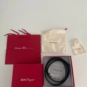 Svart skärp från Salvatore Ferragamo - Säljer ett bälte från ferregamo. Helt nytt skick.  kommer me låda och påsar. Samt ett ferregamo kort.