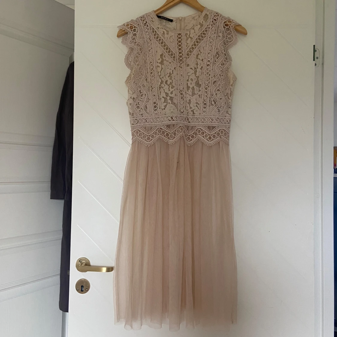 Ljusrosa/beige spetsklänning