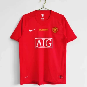 Manchester United Ronaldo 7 Nike tröja (pris går att diskutera). Storlek S-M, mycket bra kvalitet.  - Säljer en klassisk röd Manchester United fotbollströja från Nike med AIG som sponsor, klubbmärke på bröstet och tryck med Ronaldo 7 på ryggen. Från finalen 2008 i Moskva mot Chelsea, han gjorde nickmål i den. Tröjan har korta ärmar och är tillverkad i lätt och ventilerande material, perfekt för fotbollsplanen eller som supporterplagg. Helt enkelt en legendarisk tröja. Nypris=800-1200