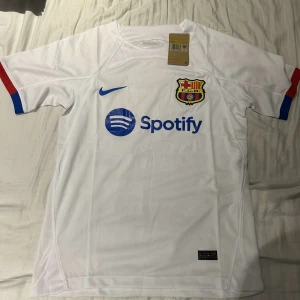 Vit FC Barcelona Nike fotbollströja - En stilren fotbolls t shirt som passar till mycket, helt nytt skick aldrig använd, vid frågor eller intresse finns jag i DM