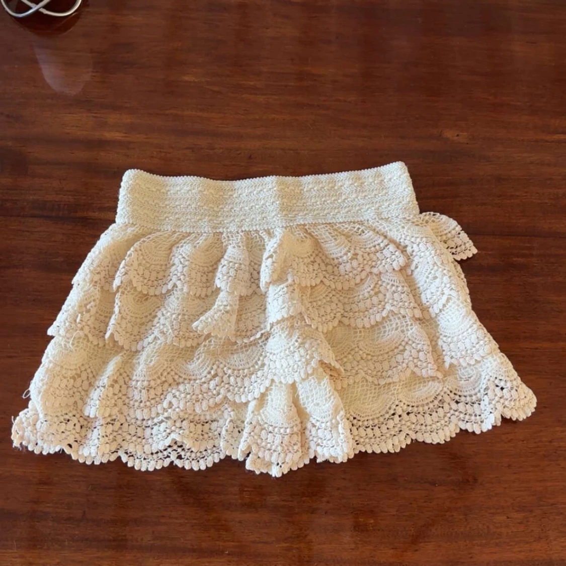 Beiga spetsiga volangshorts - 1