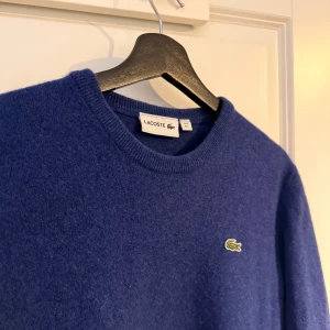 Lacoste ull tröja - En jätte snygg mörkblå ull tröja från Lacoste, perfekt nu till höst och vintern. Passar inte mig längre!😀