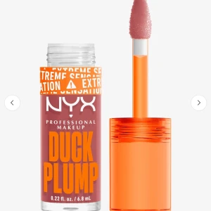 NYX Duck Plump läppglans rosa - NYX Duck Plump läppglans i en snygg rosa nyans. Kommer i en genomskinlig tub med orange lock och applikator. Ger fylliga läppar med glansig finish och har en trendig, ungdomlig look.