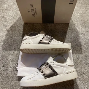 Valentino skor - Hej! Säljer nu mina skor från märket Valentino, storlek 38, bra skick, givetvis äkta. Tveka inte på att höra av dig om du har frågor eller funderingar kring skorna! 