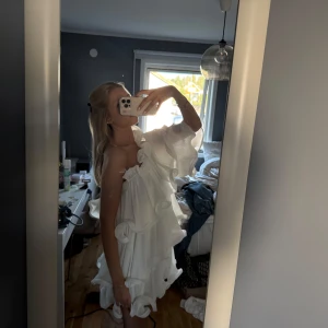 Lovisa Wallin klänning - Vit volang klänning från Lovisa Wallins kollektion hos na-kd, som inte går att få tag på längre! Aldrig använd med prislappen kvar✨storlek 36