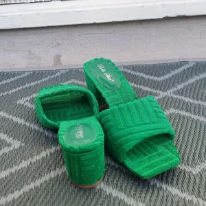 Gröna sandaler med blockklack - Unika gröna sandaler från Belle Chère med breda band och fyrkantig tå. Skorna har blockklack och är täckta i mjuk frotté med geometriskt mönster. Perfekta för dig som vill sticka ut med färg och cool textur.