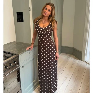 Brun Polka dress DesignBySi - Jättefin och så skön sommarklänning från DesignBySi! Helt ny och aldrig använd, prislappen fortfarande kvar! Köpt för 635kr. Passar 34/36