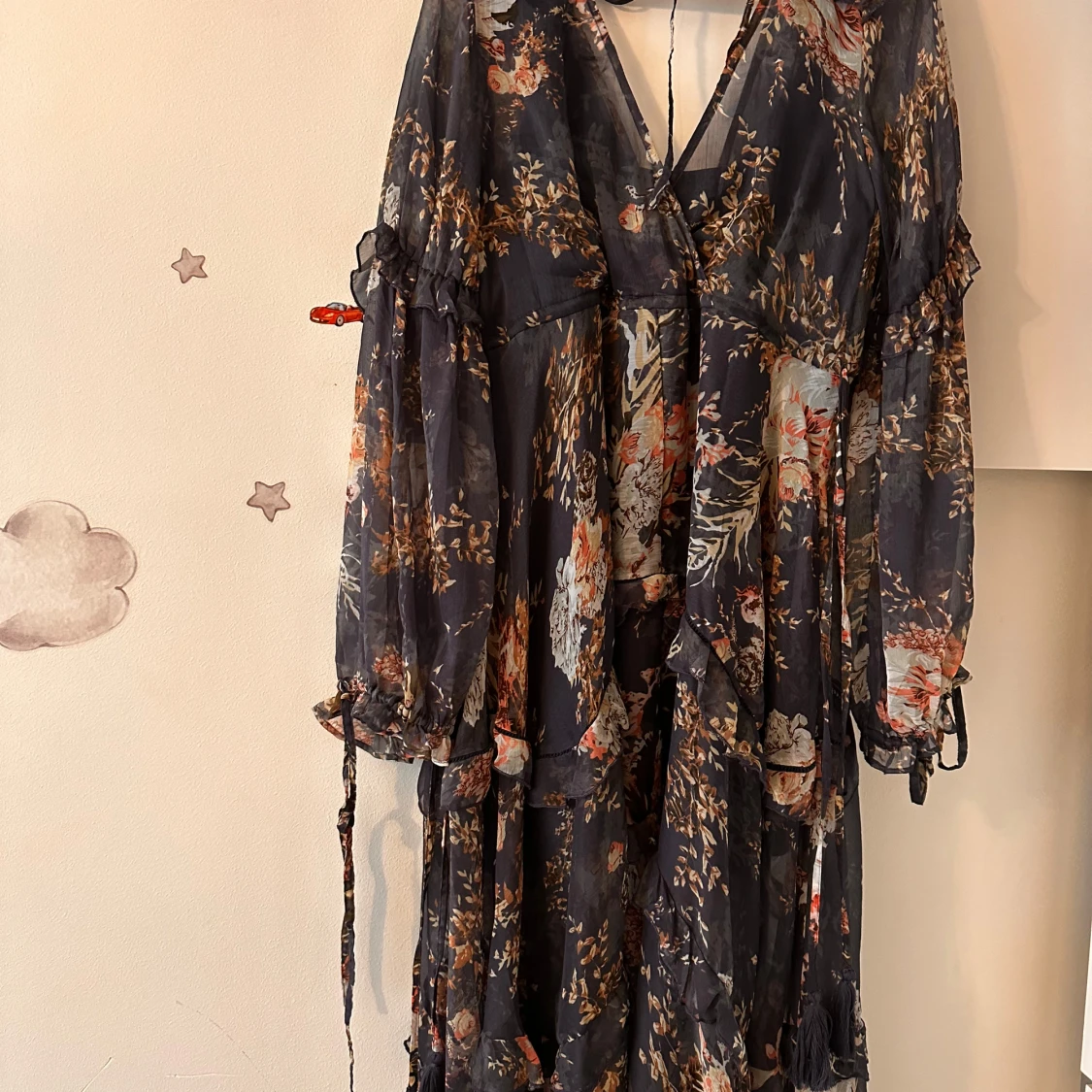 Blommig långklänning med volanger - 1