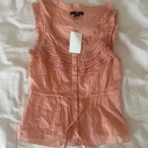 Blus - En sommar blus i färgen aprikos som är helt ny och kommer från hm, säljer då den inte passade ❤️