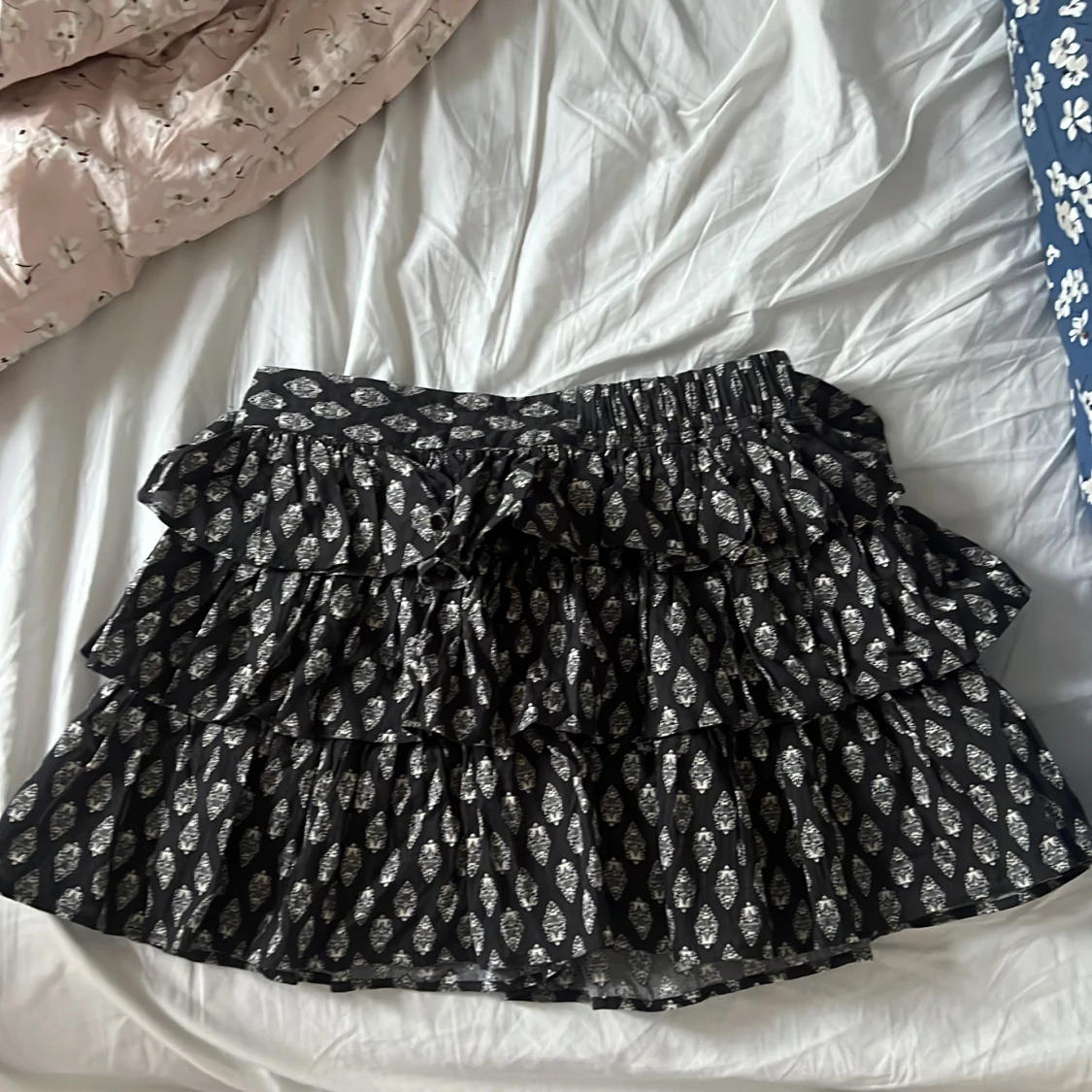 Svart volangkjol med shorts