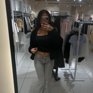 Gråa lågmidjade jeans - Säljer mina lågmidjade jeans från Hm, som inte säljs längre🤍! De är superfina men måste sälja då de tyvärr inte passar mig längre. Storlek 36!! Pris går även alltid att dissskutera