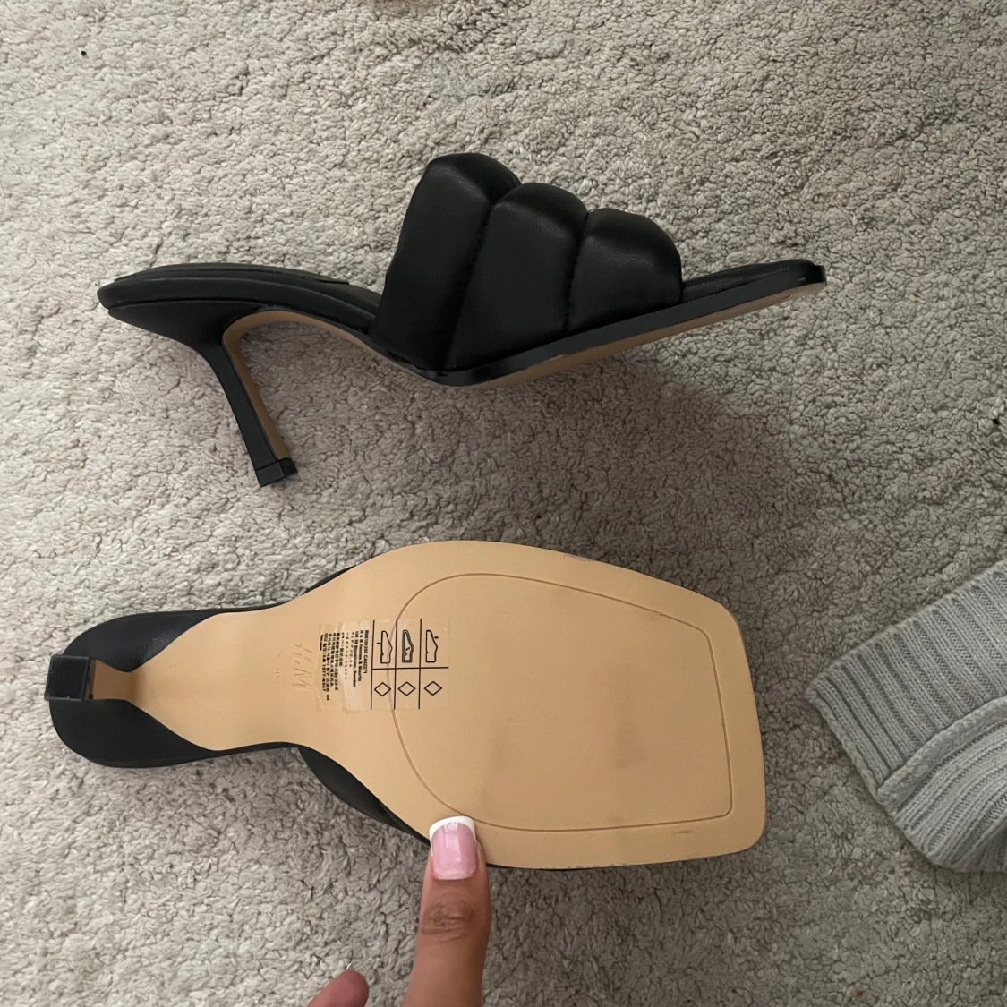 Svarta klackade sandaler med fyrkantig tå - 1