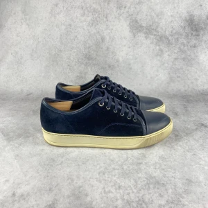 Lanvin skor - Lanvin captoe sneaker | Skick: 7,5/10, fint skick förrutom en skråma på captoe | Storlek: 41/UK7 (passar större) | Nypris: 4499 | Pris: 1799 | Fraktar via postnord på köparens bekostnad | Hör av dig vid minsta fråga eller fundering📩