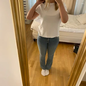 Ljusblå bootcut jeans - Säljer ett par ljusblå jeans med bootcut-modell, dem är låg/medel midjade och sitter såhär på mig är 175.  Den har klassisk femficksdesign. Perfekta för dig som gillar en tidlös och avslappnad stil. Knappt använt heller 