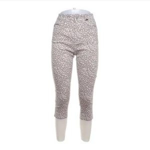 Kelly Capri byxor med leopardmönster - Snygga högmidjade capribyxor från Kelly Capri i beige och vitt leopardmönster. I mycket bra skick