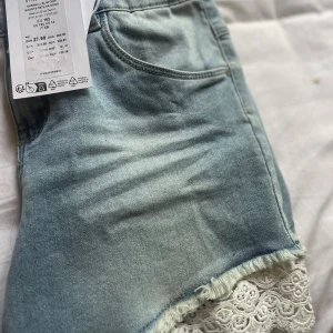 Blå jeansshorts med spets från Name It - Jätte små för mig köpt för jätte länge sen men Inte använt så tänkte kasta 