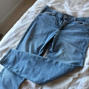 Skinny jeans från vero Moda  - Klassiska blå jeansbyxor med fem fickor och dragkedja. Byxorna har en normal passform och raka ben. Perfekta till vardags och enkla att matcha med olika toppar. Legat i garderoben aldrig använd 