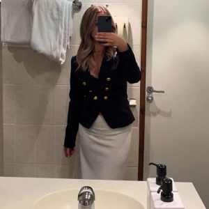 Kostym/tröja/kofta - Ur snygg tröja, mycket populär och fin att ha i alla tillfällen! Älskar denhär men måste verkligen rensa samt att jag har en nästintill likadan.