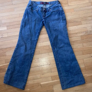 Lågmidjade bootcut jeans  - Färgen är lite mer grå i verkligheten, så det är inte lika blått som på bilden. Jag har lagt upp jeansen så benen är ganska korta (jag är 150)