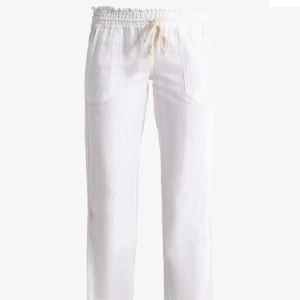 Så snygga vita Roxy linnebyxor - Jättesnygga low waist linnebyxor från Roxy som jag säljer för att dom inte kommer komma  till användning, använda kanske en gång så väldigt bra skick. Passar nån med xs-s, jag är 162 och dom funkar bra på mig men även längre💗💗lånade bilder skriv om ni vill ha egna💕