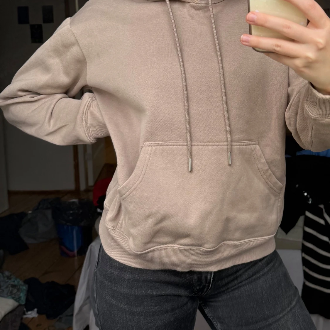 Beige hoodie med ficka framtill - 2