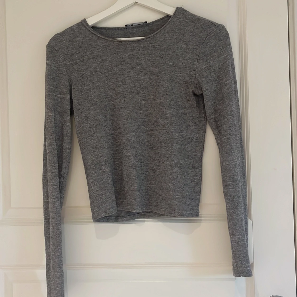 Grå långärmad croppad topp