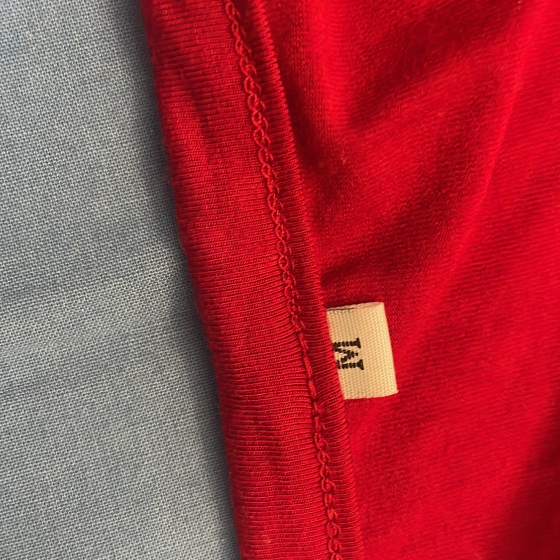 Röd långärmad topp med spetsdetalj - 2