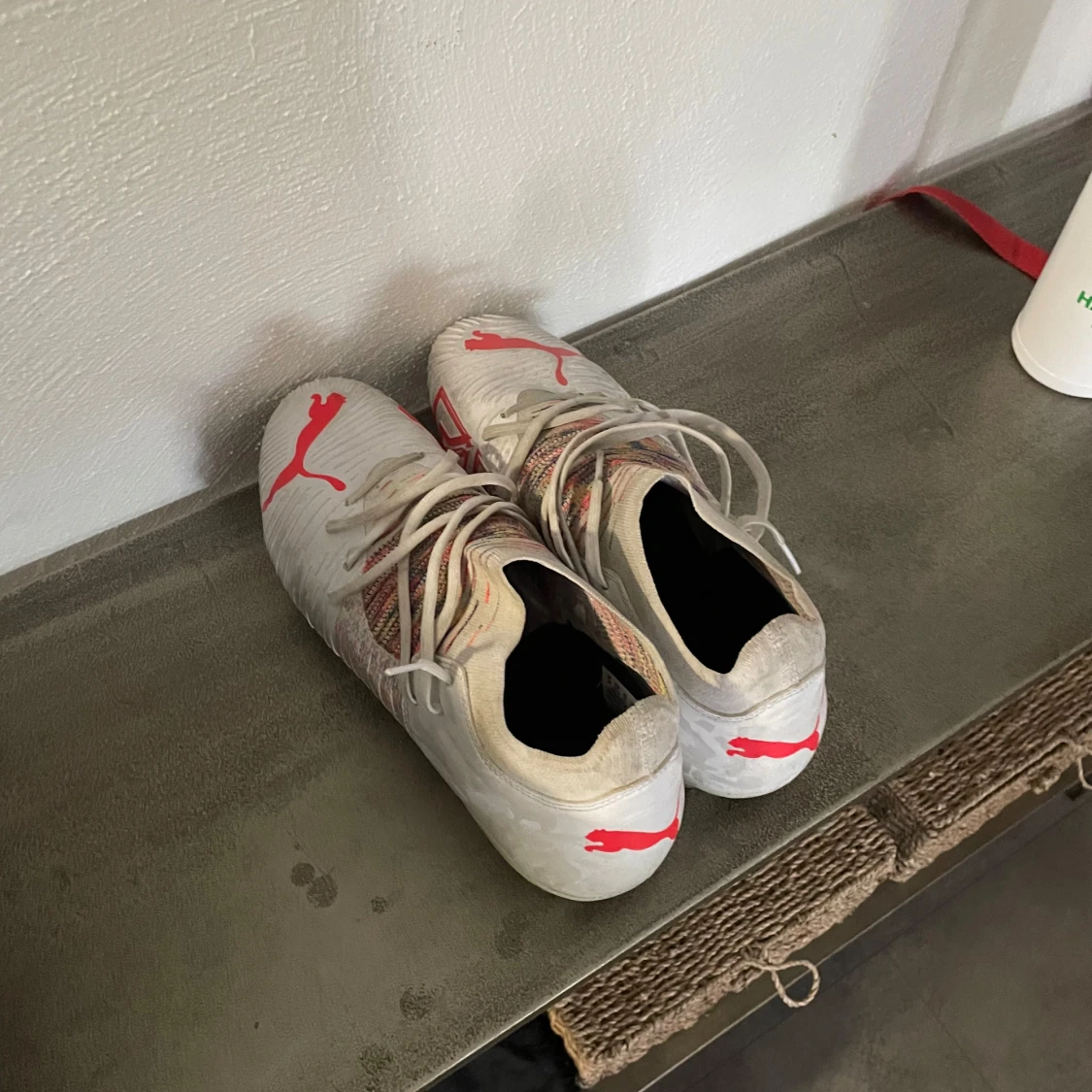 Vita Puma Future fotbollsskor med röda detaljer