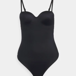 Svart body med justerbara axelband - Säljer en stilren svarta body med bygel och vadderade kupor fråm Dorina. Justerbara axelband och snygg öppen rygg med knäppning. Så enkel att båda klä upp och ned! Aldrig använd, endast testad och prislappen är kvar.