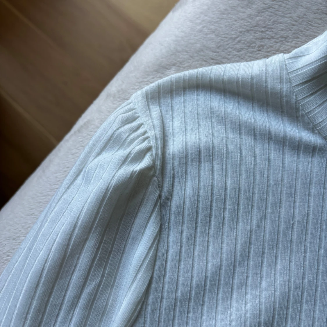 Vit ribbad polotröja från Lindex - 1