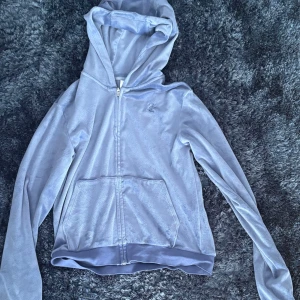 Blå juicy couture zip up - En fin blå zip up. Den är nästan aldrig använda. Det står 14/15 men skulle säga att den är som en S eller XS. Skriv om man vill ha bättre bilder.
