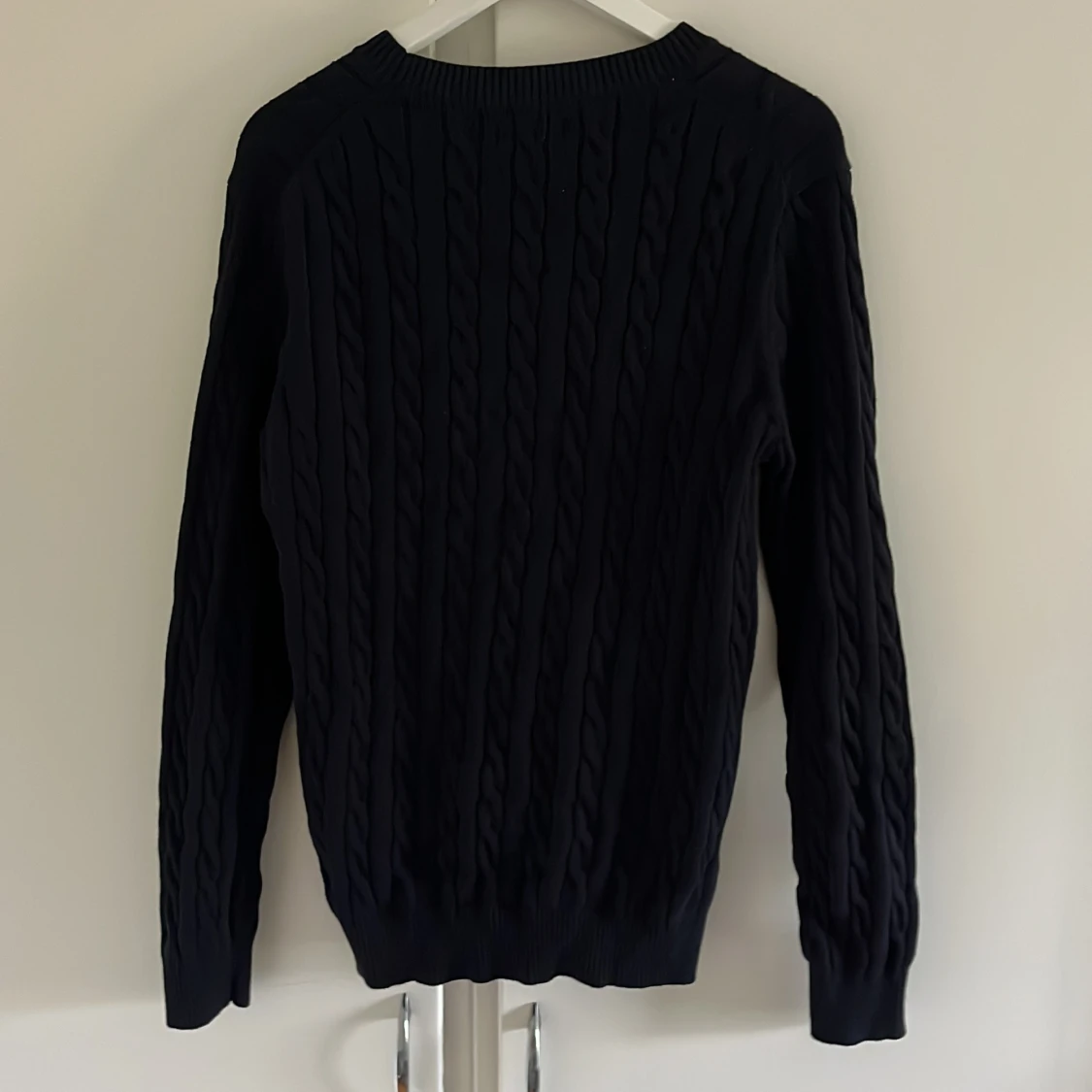 Mörkblå kabelstickad tröja från GANT - 1