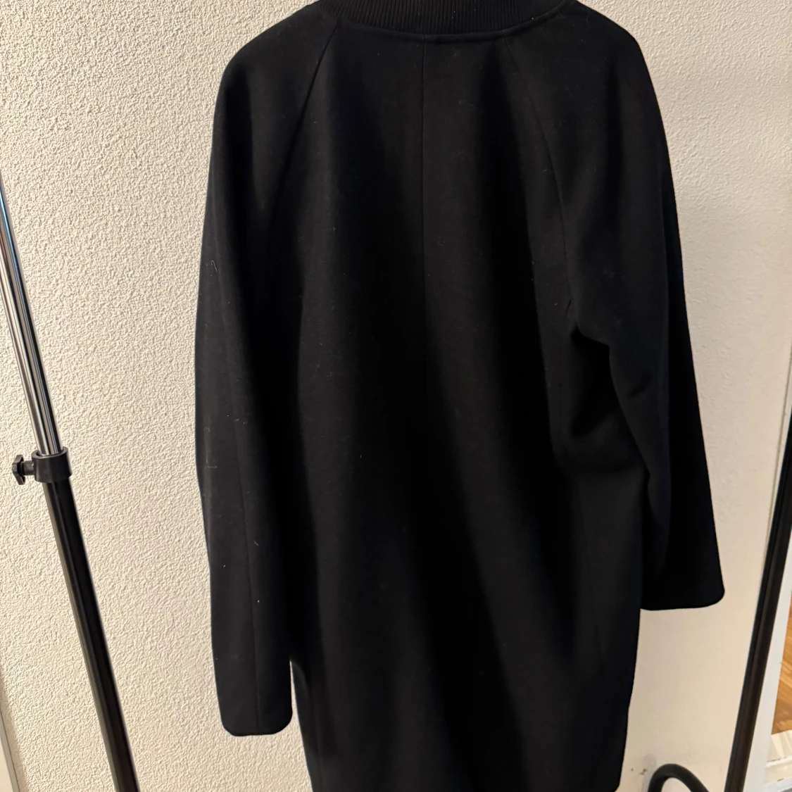 Svart lång jacka från Weekday - 1