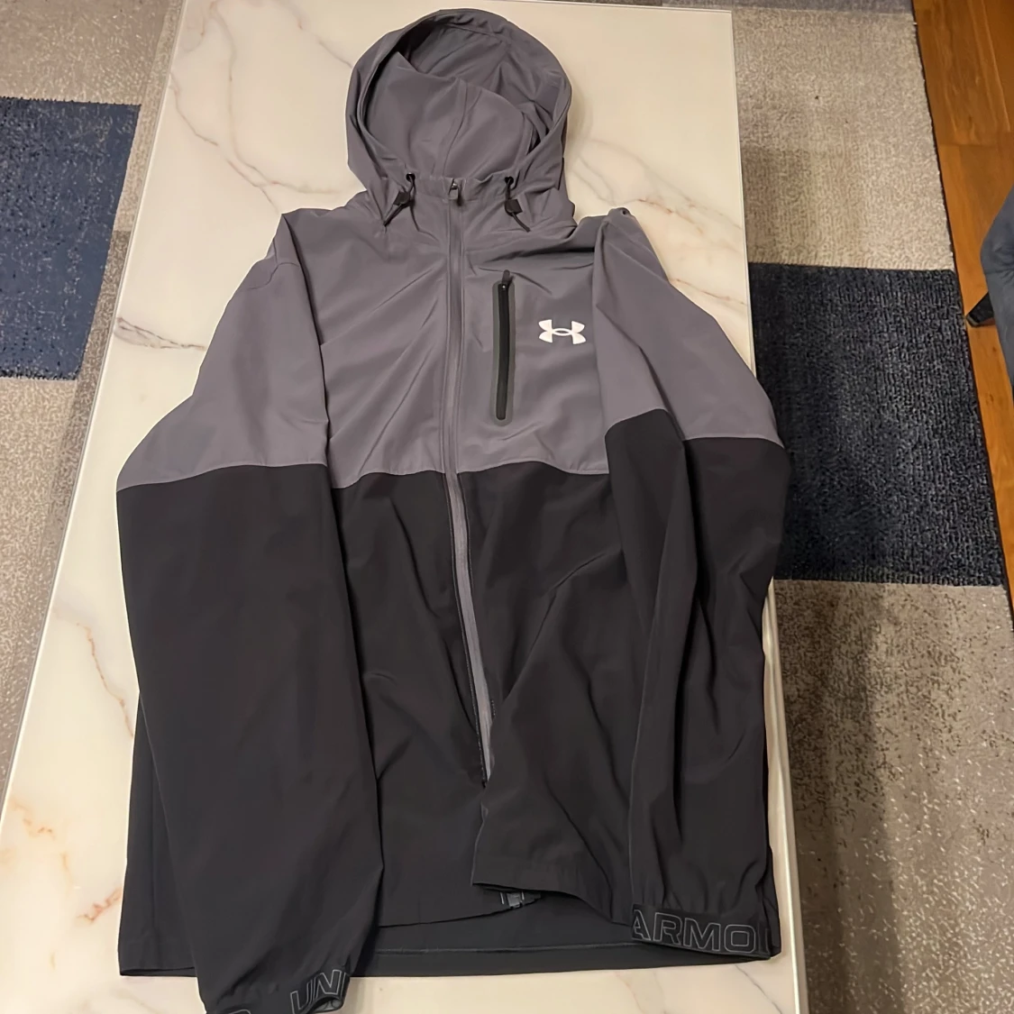 Grå och svart vindjacka från Under Armour