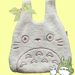 Vit Totoro axelväska! - Supergullig vit axelväska i mjukt teddy-material med broderat Totoro-ansikte framtill och passar perfekt för dig som gillar söta accessoarer och Studio Ghibli.