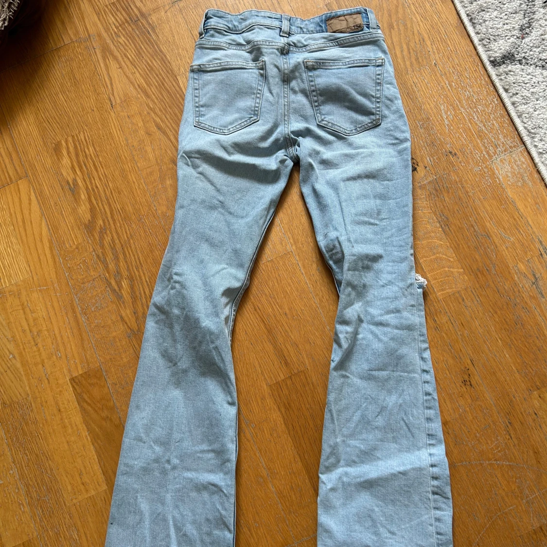 Ljusblå bootcut jeans med slitningar - 1