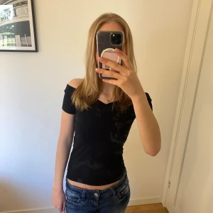 Svart offshoulder topp från Pieces - Svart topp från pieces, den är inte använd många gånger så är i mycket bra skick och har inga defekter❣️❣️