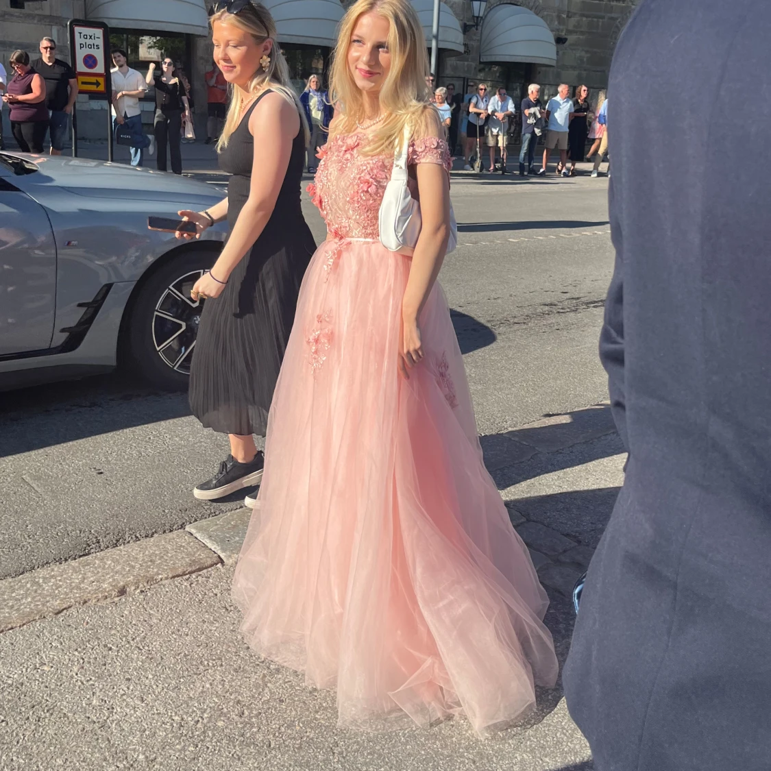 Rosa balklänning med blommiga detaljer