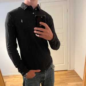 Ralph Lauren långärmad piké  - Säljer denna sjukt snygga långärmade piken från Ralph Lauren⭐️ Färgen är svart och storleken är M✅Tröjan har inga defekter och skicket är utomordentligt🙌🤝 Sjukt najs passform och passar perfekt som vår och sommarjacka☀️🙌 Tveka inte på att höra av er dig vid minsta fråga eller fundering😊