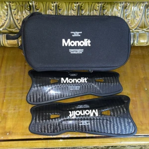 Monolit benskydd i kolfiber (19cm) - Säljer ett par svarta benskydd från Monolit i kolfiber med snyggt mönster och lätt design. Kommer med originalfodral. Passar perfekt för fotbollsspelare som vill ha lätta och tåliga benskydd. Nypris 789kr. Världens lättaste benskydd!