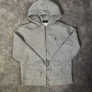 Ralph Lauren Zip-hoddie - Säljer nu denna snygga Ralph Lauren zip hoodie  -tröjan är i nyskick✅ -självklart äkta💎 -passar storlek xs/S Längd:61 Bredd:45