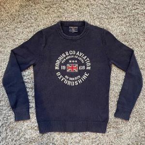 Morris stickad tröja - Säljer denna snygga stickad morris tröjan!⭐️Skick : 9,5/10!🤝 Storlek S!👍Hör gärna av er om ni har funderingar!🙌