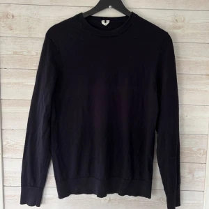 Skön tröja från ARKET - Riktigt skön Tröja i fint ull  från ARKET i färgen marinblå | säljer billigt pga av rensning av garderob | passar någon i längden 165-175 | skriv vid minsta lilla fundering 💭💯