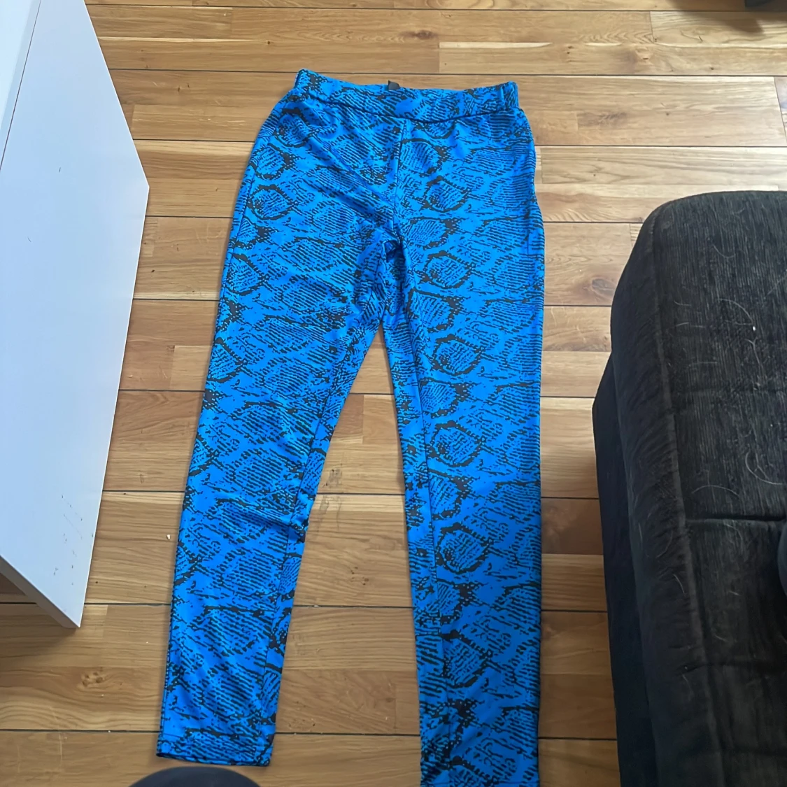 Blå leggings med ormmönster