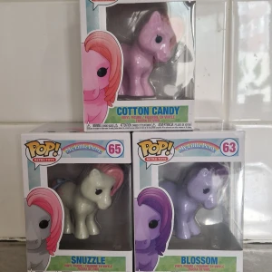 My Little Pony Pop! Retro Toys - Cotton Candy, Snuzzle, Blossom - Säljer tre samlarfigurer från Funko Pop! Retro Toys-serien: Cotton Candy, Snuzzle och Blossom från My Little Pony. Figurerna är i pastellfärger och kommer i oöppnad originalförpackning.. Perfekt för samlare eller fans av klassiska leksaker. 170 kr styck eller alla för 480 kr. KÖPAREN STÅR FÖR FRAKT!
